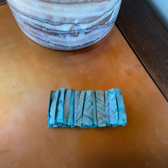Abalone Shell Stretchy Bracelet. Turquoise color. - Picture 7 of 7